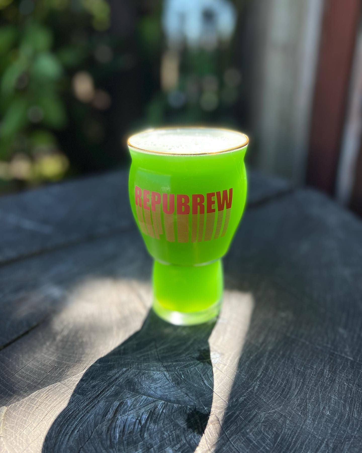 Repubrew Nitro Green Monster IPAABV7.1%リパブリューからナイトロ＆グリーンなウェストコーストIPAがリリース！しかも、グリーンにカラリングしたウェストコーストIPAです！ナイトロビール特有のカスケード（泡の立ち上り）が、緑色のビールの中を駆け上っていきます！味わいに関しては、一口飲んで最初に感じるのはシトラス＆パイニー（松）。少し温度が上がると、パイナップルなどトロピカルなフレーバーも顔を出します。苦味はウェスト・コーストIPAとしては少し抑えめですが、その分ドリンカブル。ライトでフルーティでドリンカブルなウェストコーストIPA。味はもちろん、タップから注がれたビールの様子を真横から眺めるのも、ナイトロビールの楽しみですね！#クラフトビール #八ヶ岳 #量り売り #ビール量り売り #生ビール #タップルーム #生タップ #アウトドア #キャンプ #薪ストーブ #炎 #焚き火 #焚火 #キャンプビール #フェス #乾杯 #ストーブハウス原村 #原村 #富士見 #蓼科#秋は #ビールの季節 #飲むしかないでしょ